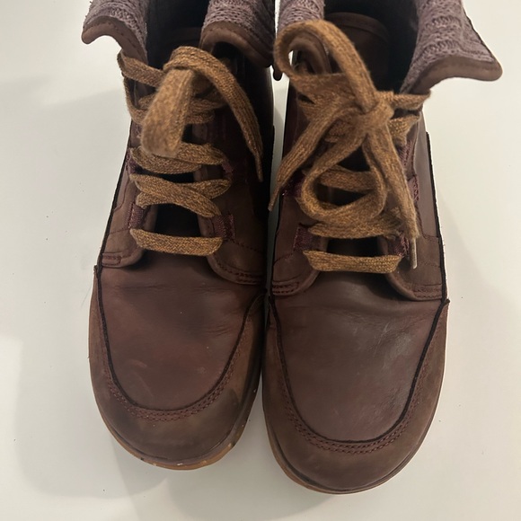 Burgundy Chaco boots size 8 - Picture 2 of 6